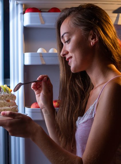 Jedzenie późnym wieczorem – czy jest niezdrowe?