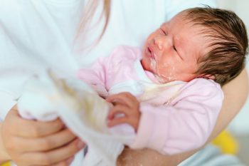 Wymioty u noworodka – jak sobie z nimi radzić?