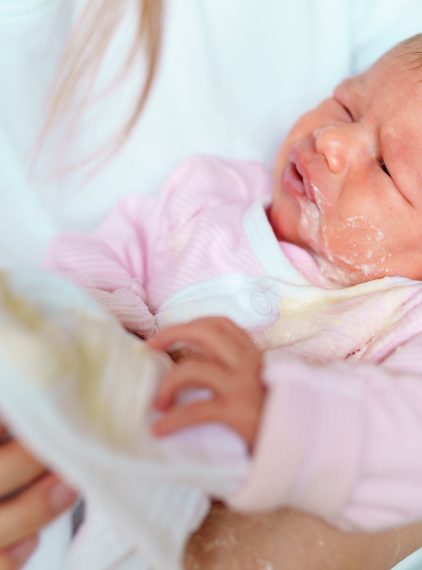 Wymioty u noworodka – jak sobie z nimi radzić?