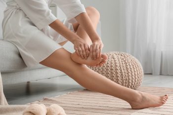 Opuchnięte kostki. Jak sobie z nimi radzić?