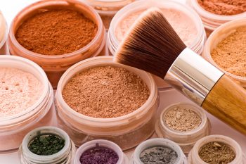 Mika – minerał stosowany w kosmetyce. Właściwości i zastosowanie