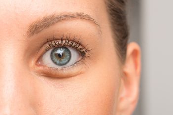 Worki pod oczami – przyczyny i sposoby radzenia sobie z nimi