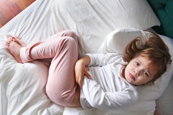 Ból brzucha u dziecka. O czym może świadczyć?