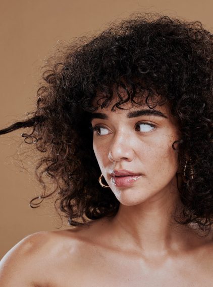 Jak pielęgnować kręcone włosy? Trycholożka podpowiada!