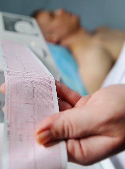 Zaburzenia rytmu serca. Jak się objawiają i jak je leczyć?