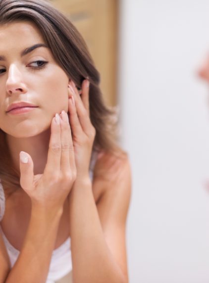 Pryszcze podskórne – przyczyny, objawy, leczenie