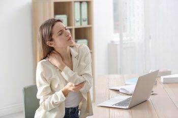 Szyja smartfonowa. Jakie ćwiczenia wykonywać?