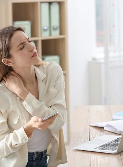 Szyja smartfonowa. Jakie ćwiczenia wykonywać?