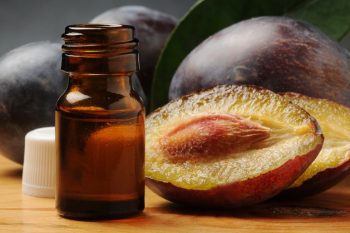 Do włosów, skóry i paznokci. Olej z pestek śliwki.