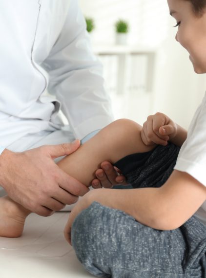 Bóle wzrostowe. Kiedy pójść z dzieckiem do lekarza?