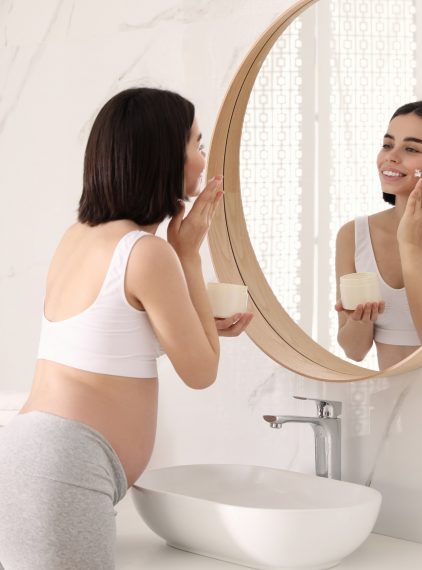 Trudny w leczeniu? Trądzik w ciąży nie musi taki być!