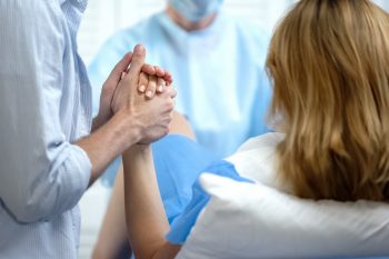 Jak przyspieszyć poród? Czy to bezpieczne?