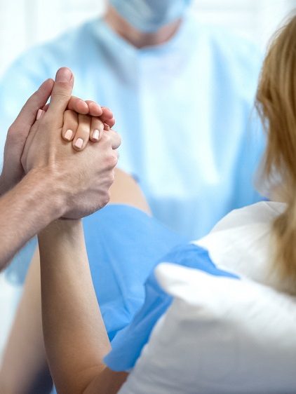 Jak przyspieszyć poród? Czy to bezpieczne?