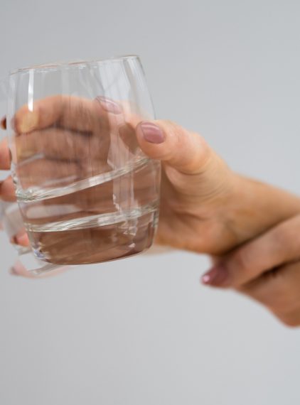 Drżenie rąk. Gdzie szukać jego przyczyny? 