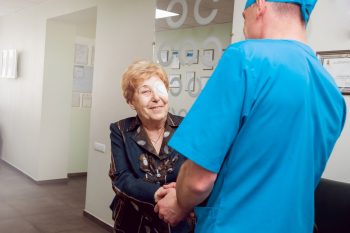 Kiedy po operacji zaćmy można się schylać?