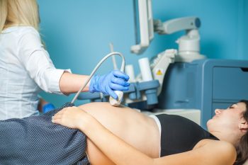 Małowodzie i wielowodzie w ciąży. Czy są groźne?