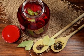 Zakwas buraczany. Czy warto go pić?