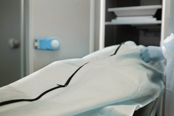 Plamy opadowe (pośmiertne). Dlaczego powstają?