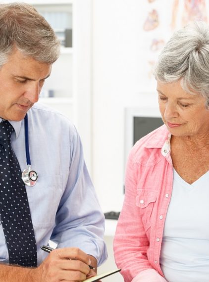 Plastry z testosteronem. Czy są skuteczne na menopauzę?