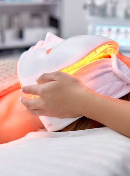 Terapia światłem LED. Jak działa na skórę i włosy?