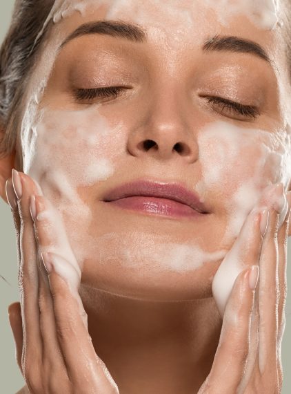 Czy można myć twarz szarym mydłem?