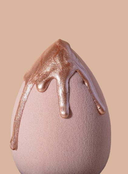 Makijaż na lato 2025. Sprawdź gorące trendy