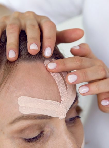 Taping twarzy. Kiedy warto z niego skorzystać?