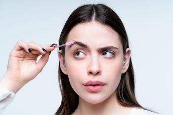 Brwi. Jak o nie dbać? Jakie są trendy?