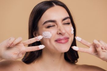 Skóra problemowa latem. Jak właściwie ją chronić i pielęgnować?