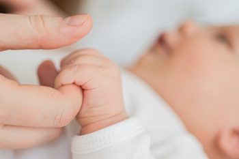 Mikrobiota jelitowa niemowlęcia. Jak wspierać delikatny układ pokarmowy najmłodszych?