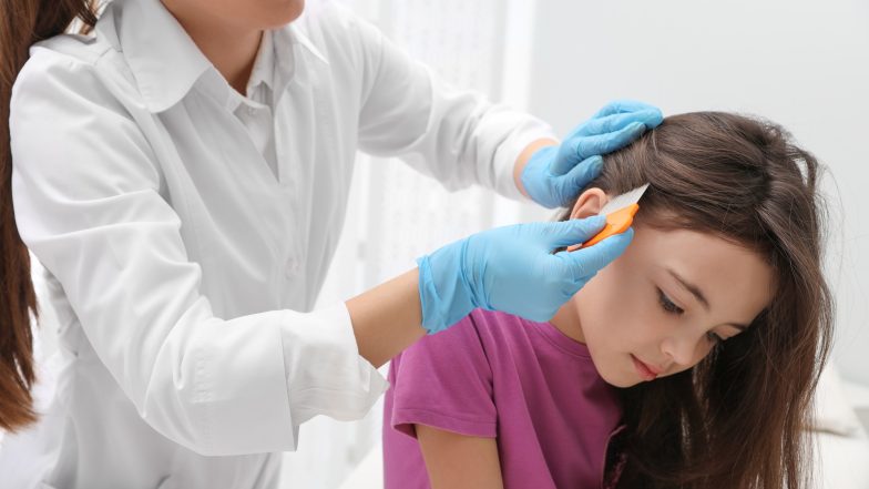 Doctor,Using,Nit,Comb,On,Little,Girl’s,Hair,Indoors.,Anti Preparaty na wszy. Jak działają ich składniki?