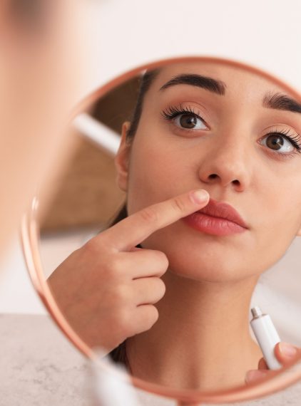 Opryszczka w czasie przeziębienia. Dlaczego pojawia się „zimno” i jak sobie radzić?