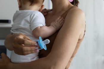 Rola smoczków w życiu niemowląt. Przegląd badań i wytycznych