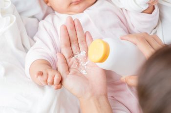 Talk pod lupą. Czy składnik pudrów i zasypek jest szkodliwy?