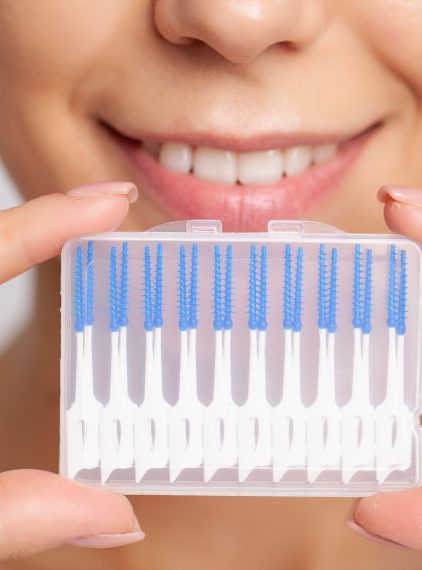 Szczoteczki międzyzębowe. Kiedy stosować i jak właściwie używać szczoteczki interdentalnej?