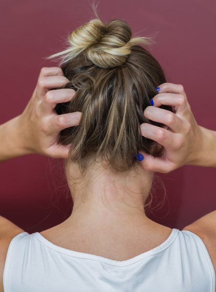 Łojotokowe zapalenie skóry głowy. Co działa i jak pielęgnować skórę głowy?