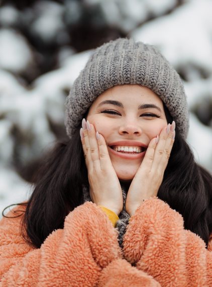 Skóra wrażliwa i atopowa w sezonie jesienno-zimowym. Jak o nią dbać?