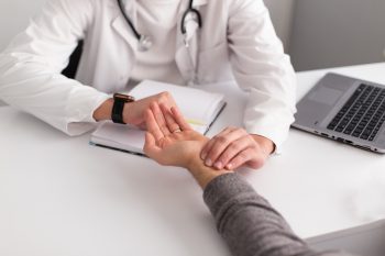 Zespół Münchhausena. Udawana choroba, prawdziwe konsekwencje