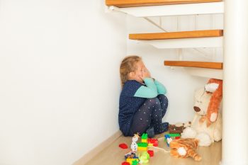 Fobia społeczna u dzieci i nastolatków. Jak odróżnić nieśmiałość od zaburzenia?