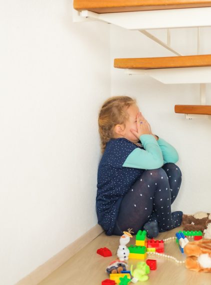 Fobia społeczna u dzieci i nastolatków. Jak odróżnić nieśmiałość od zaburzenia?