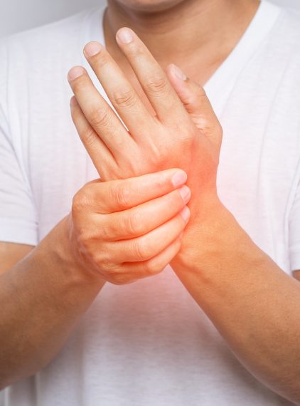 Drętwienie lewej ręki. Co może je powodować?