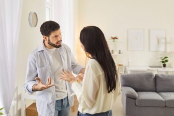 Love bombing. Co to jest i jak rozpoznać manipulację w związku?