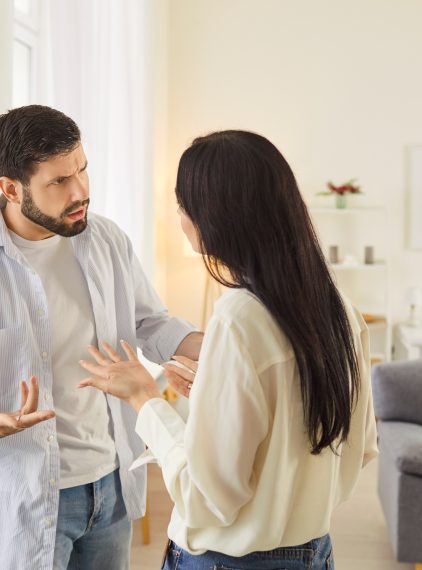 Love bombing. Co to jest i jak rozpoznać manipulację w związku?