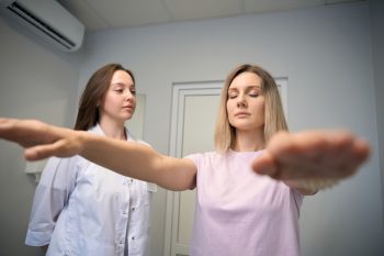 Próba Romberga. Na czym polega badanie i jak interpretować wynik?