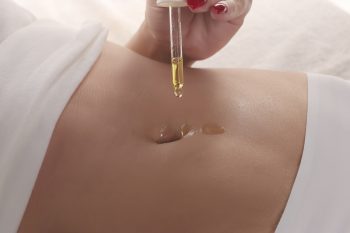 Olejowanie pępka. Hit Ajurwedy czy mit? Co na to nauka? 