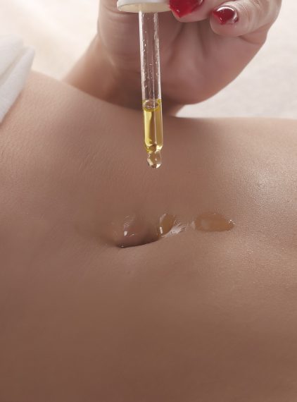 Olejowanie pępka. Hit Ajurwedy czy mit? Co na to nauka? 