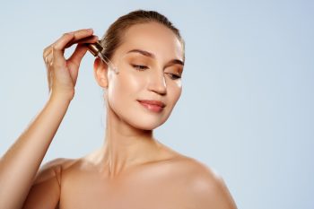 Najlepsze serum z kwasem hialuronowym. Jak wybrać odpowiedni produkt?  