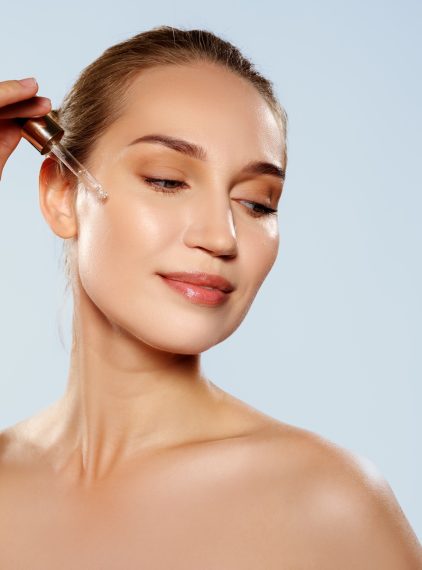 Najlepsze serum z kwasem hialuronowym. Jak wybrać odpowiedni produkt?  