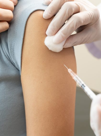 Szczepienia w aptekach. Kto może się zaszczepić i jakie szczepionki są dostępne?
