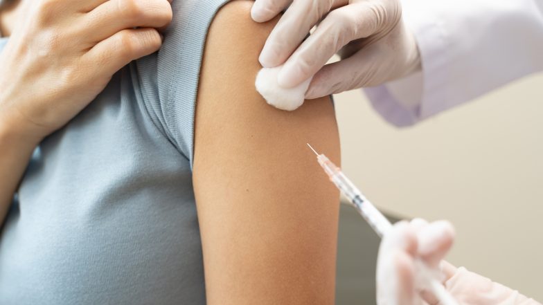 Szczepienia w aptekach. Kto może się zaszczepić i jakie szczepionki są dostępne?